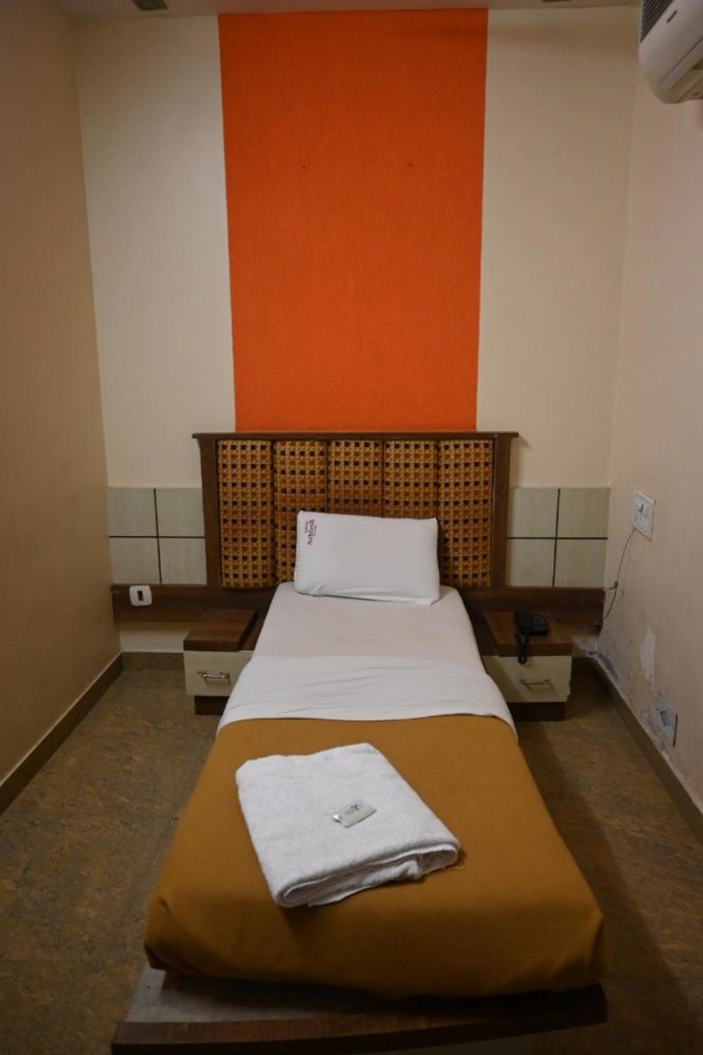 Room image 4
